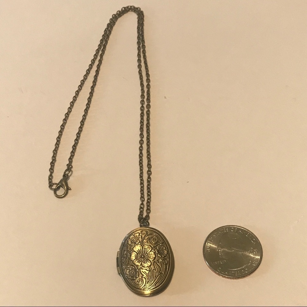 𝅺antiqued bronze flower leaf‎ Photo Locket. - Picture 7 of 9